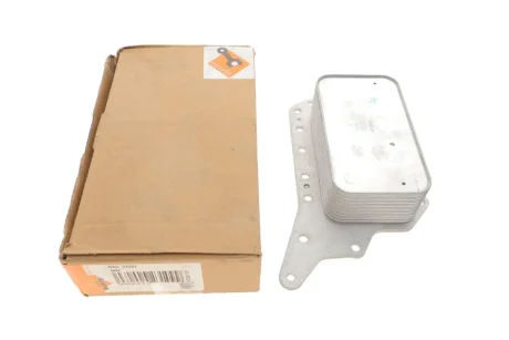 Радиатор масляный MB Vito/Opel Vivaro/Renault Trafic 1.6 CDTI/dCi 14-(теплообменник)(без прокладок) NRF DSC_31337