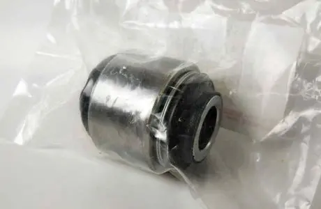 Сайлентблок задньої цапфи плаваючий Avalon 03-12 Avensis Corona TOYOTA 4221020010